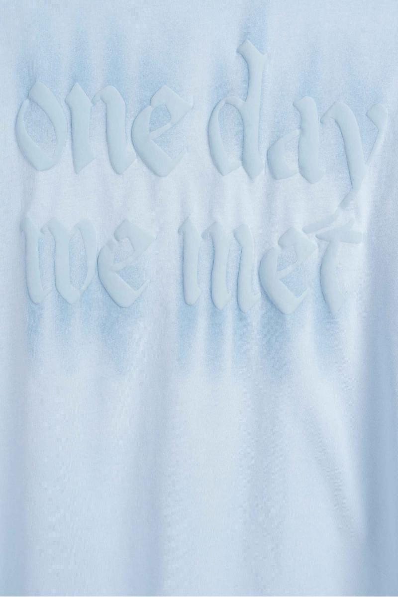 Niebieski t-shirt oversize z nadrukiem w tym samym kolorze z przodu