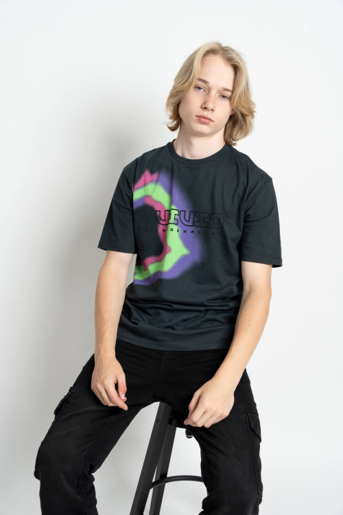 Ciemnoszary t-shirt z kolorową grafiką z przodu