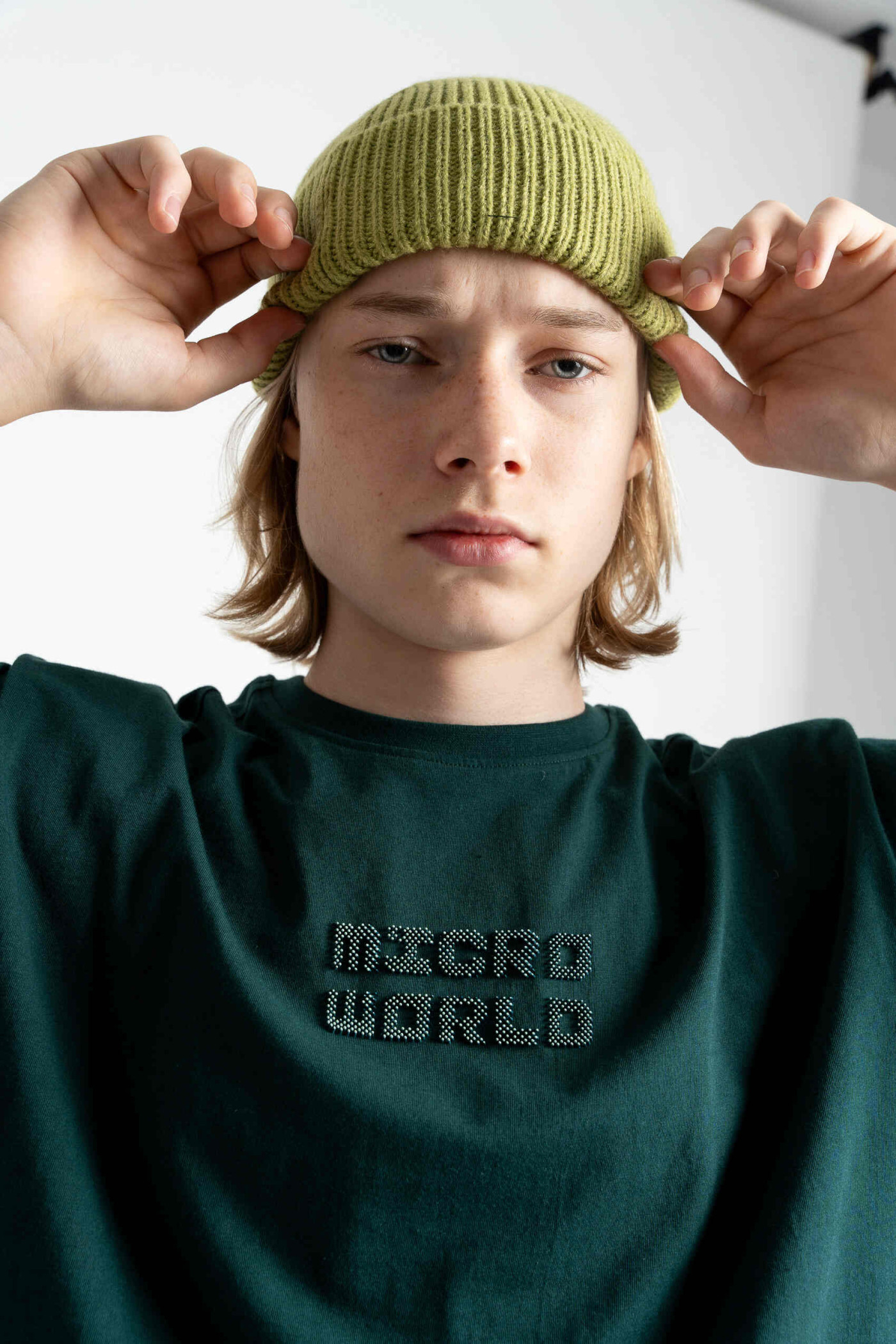 Ciemnozielony t-shirt z przestrzennym nadrukiem na wysokości piersi