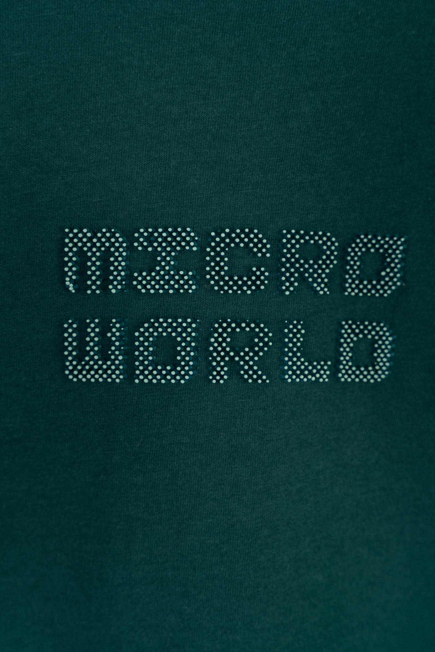 Ciemnozielony t-shirt z przestrzennym nadrukiem na wysokości piersi