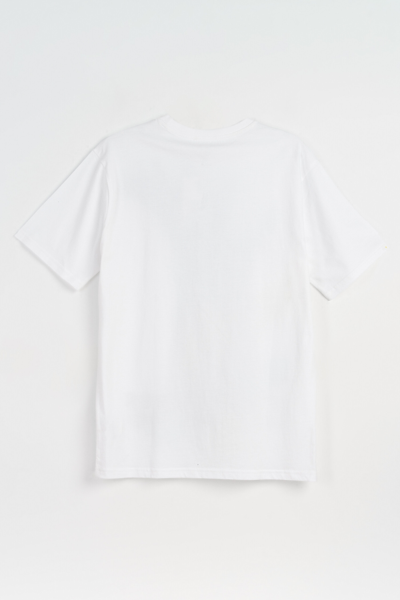 Biały t-shirt z kolorową grafiką z przodu