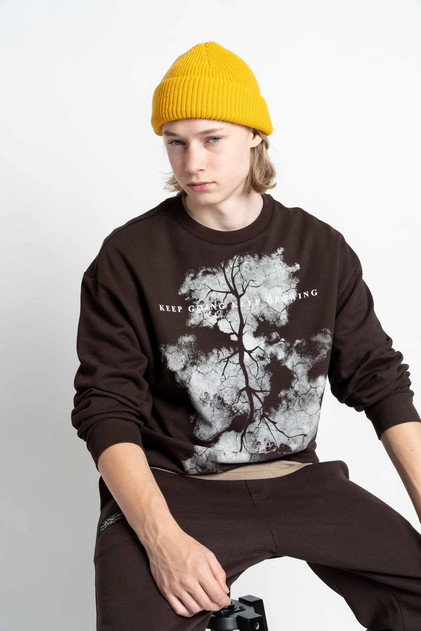 Ciemnobrązowa bluza z kontrastową grafiką z przodu