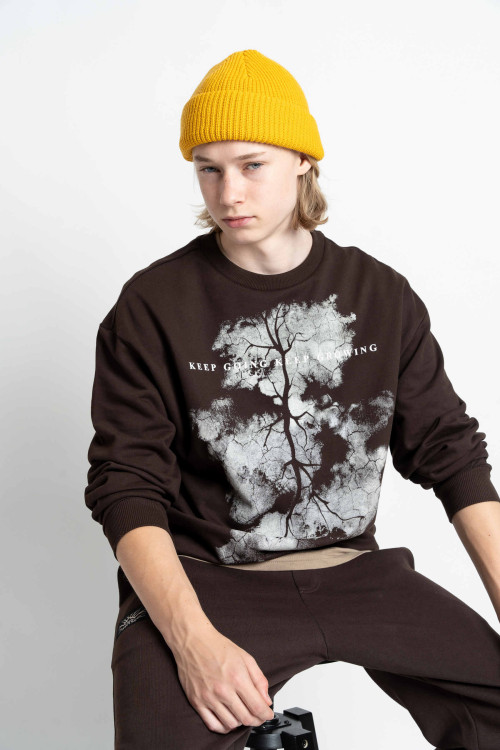 Ciemnobrązowa bluza z kontrastową grafiką z przodu