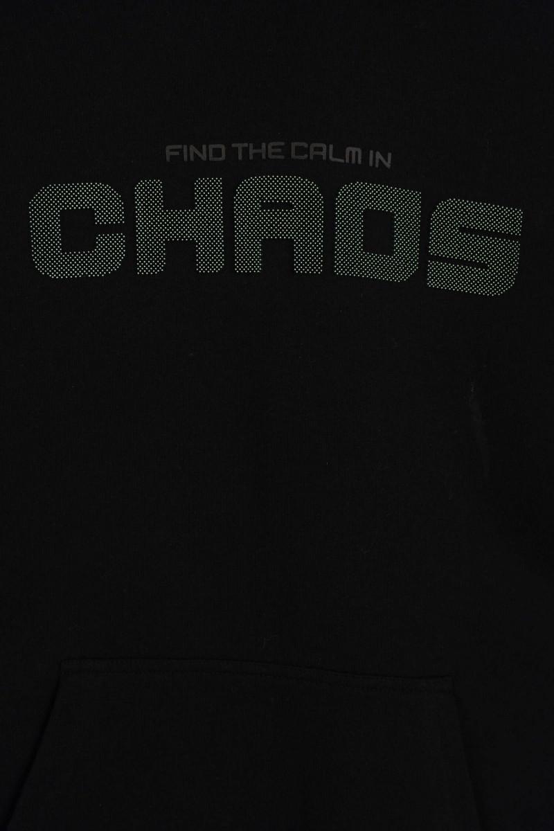 Czarna bluza REGULAR z kapturem z przestrzennym nadrukiem na wysokości piersi wkładana przez głowę, czarny