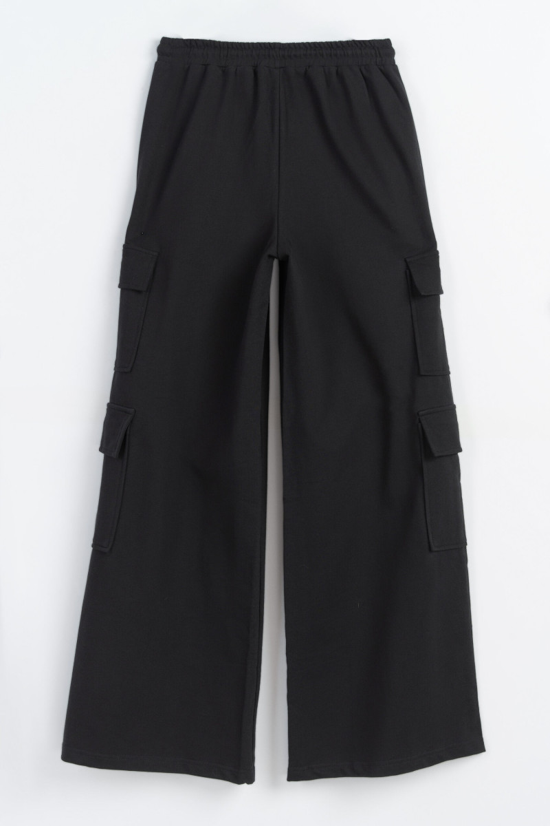 Czarne spodnie z szerokimi nogawkami i naszytymi przestrzennymi kieszeniami, czarny