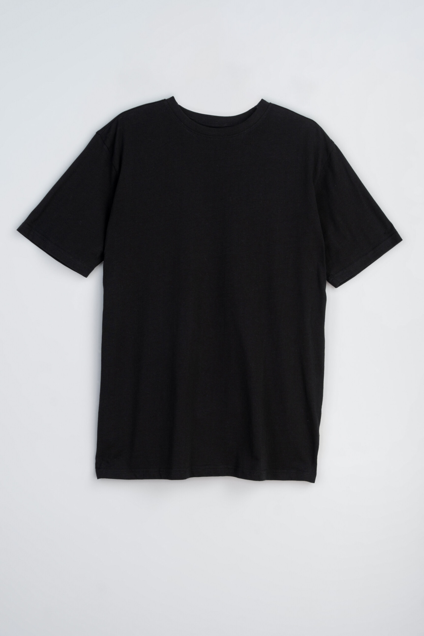 Czarny t-shirt z kontrastowym nadrukiem z tyłu