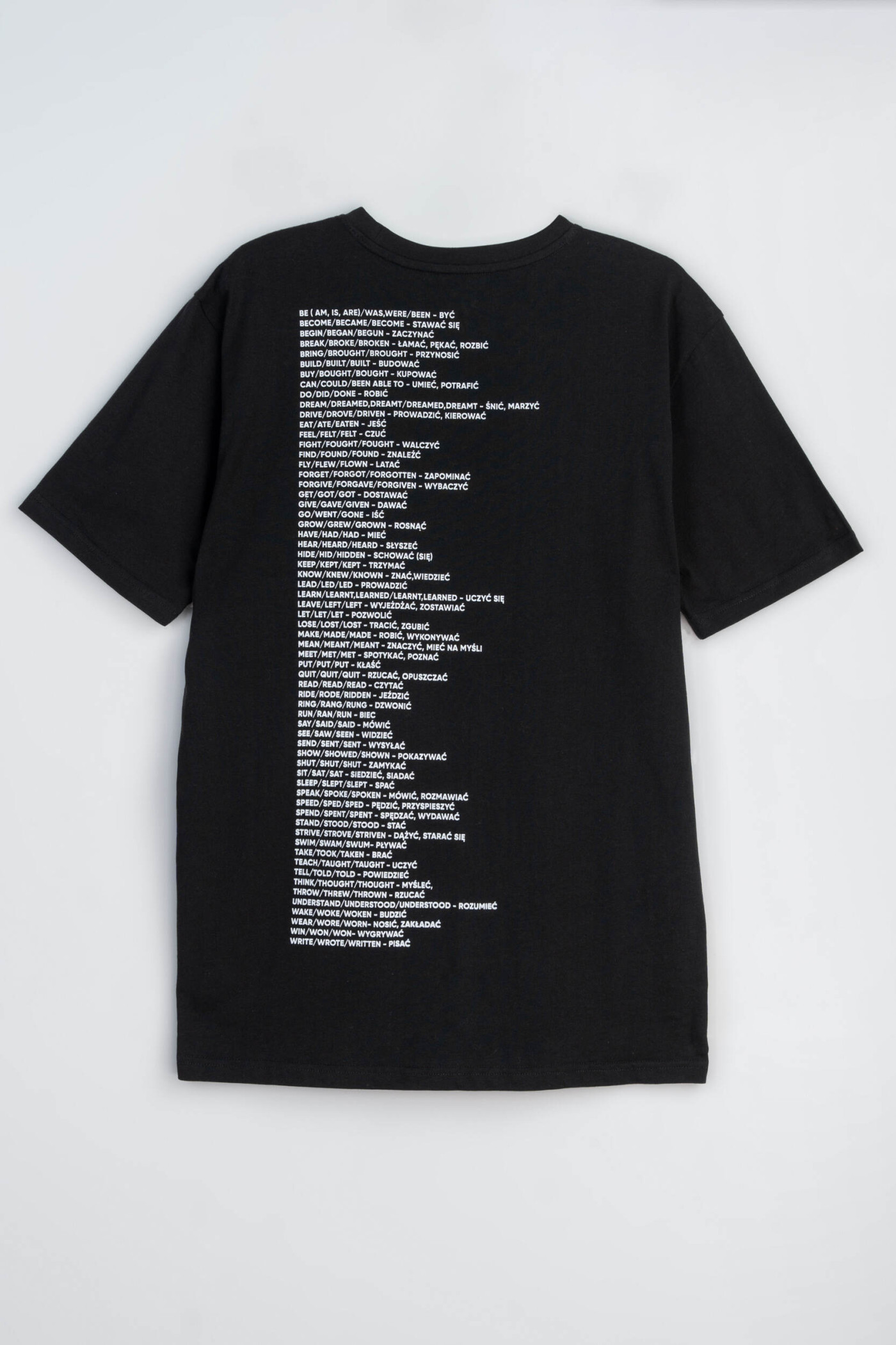 Czarny t-shirt z kontrastowym nadrukiem z tyłu