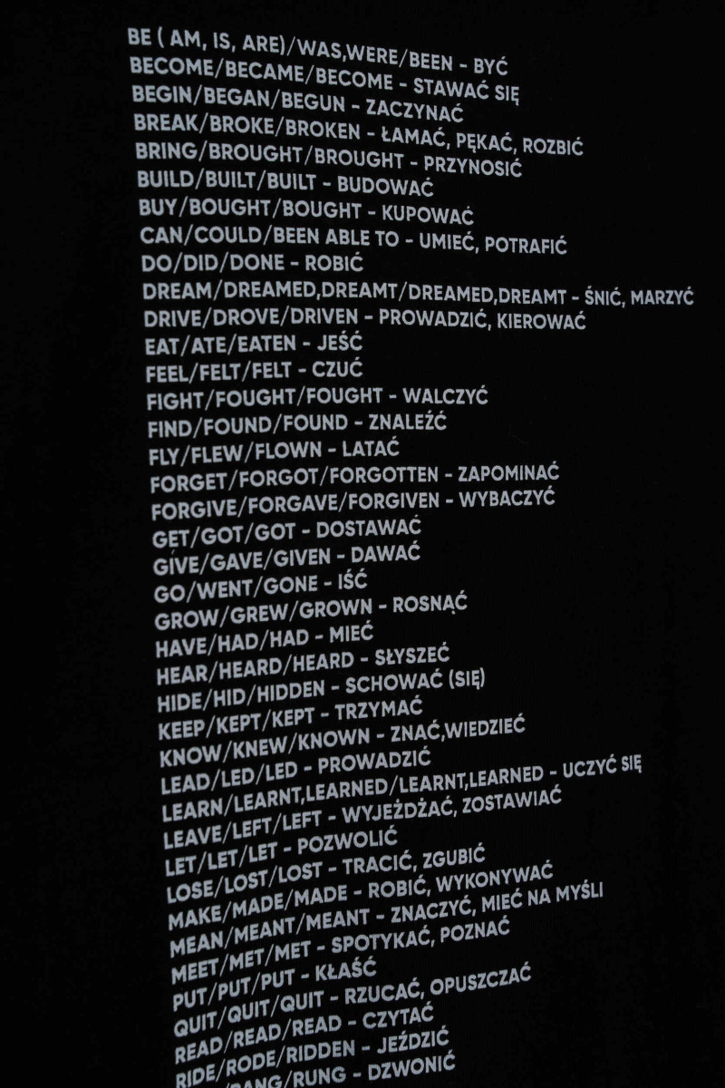 Czarny t-shirt z kontrastowym nadrukiem z tyłu, czarny