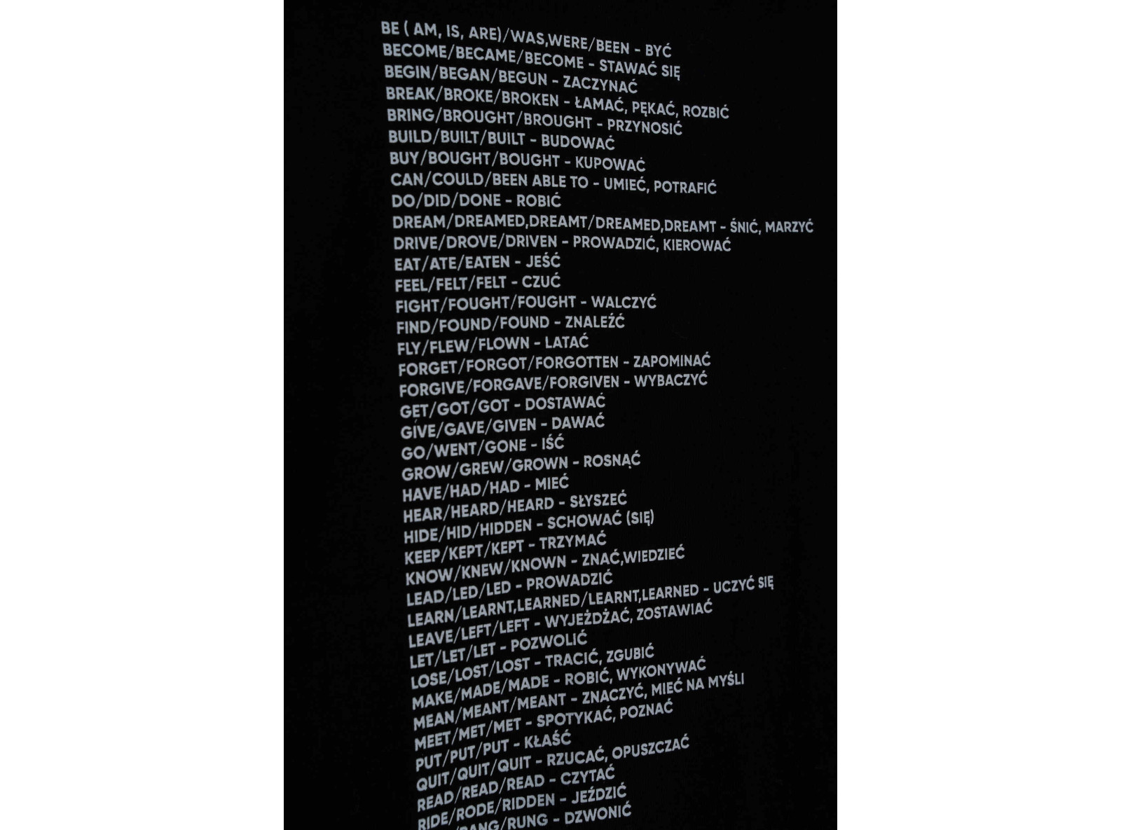 Czarny t-shirt z kontrastowym nadrukiem z tyłu