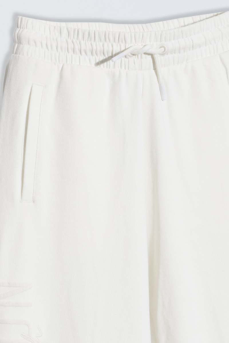 Białe spodnie dresowe z nadrukiem na nogawce, biały