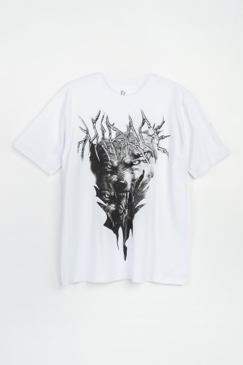 Biały t-shirt z kontrastową grafiką z przodu