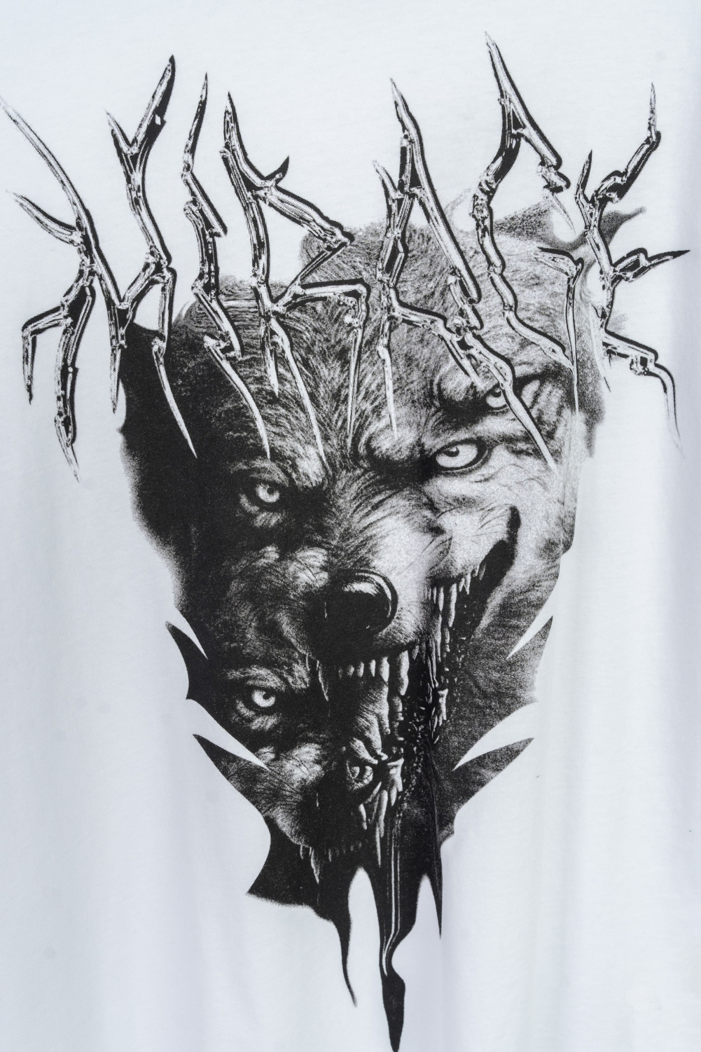 Biały t-shirt z kontrastową grafiką z przodu