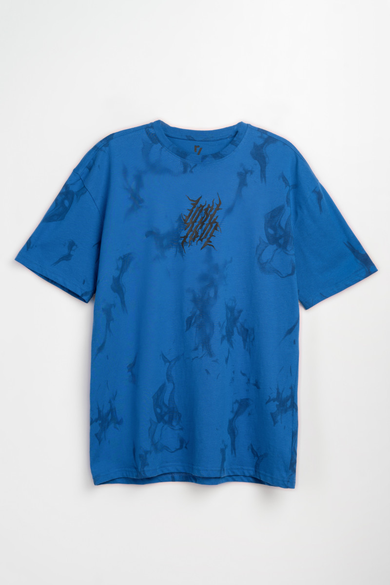 Niebieski t-shirt oversize z nadrukiem na całości