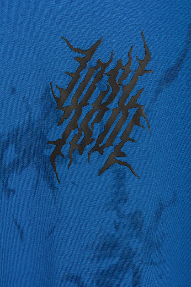 Niebieski t-shirt oversize z nadrukiem na całości