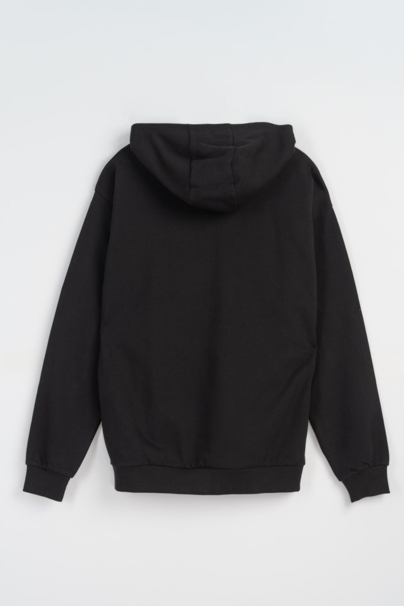 Czarna bluza z kapturem z kontrastowym nadrukiem na wysokości piersi, czarny