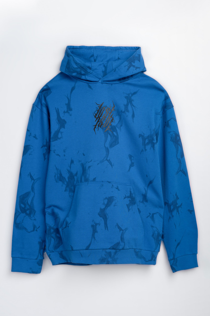 Niebieska bluza z kapturem z czarnym nadrukiem na całości