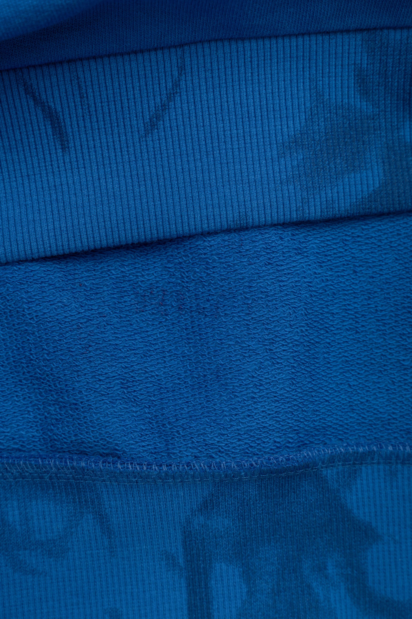 Niebieska bluza z kapturem z czarnym nadrukiem na całości