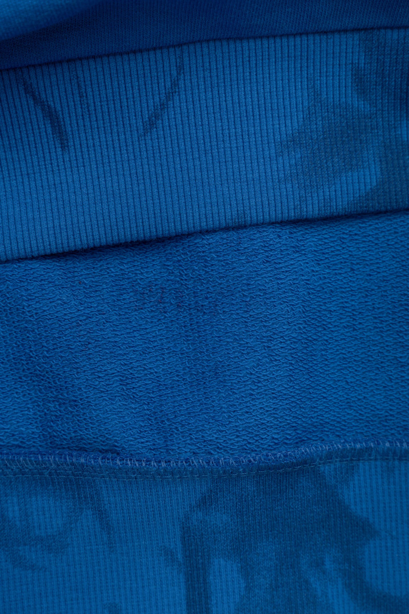 Niebieska bluza z kapturem z czarnym nadrukiem na całości