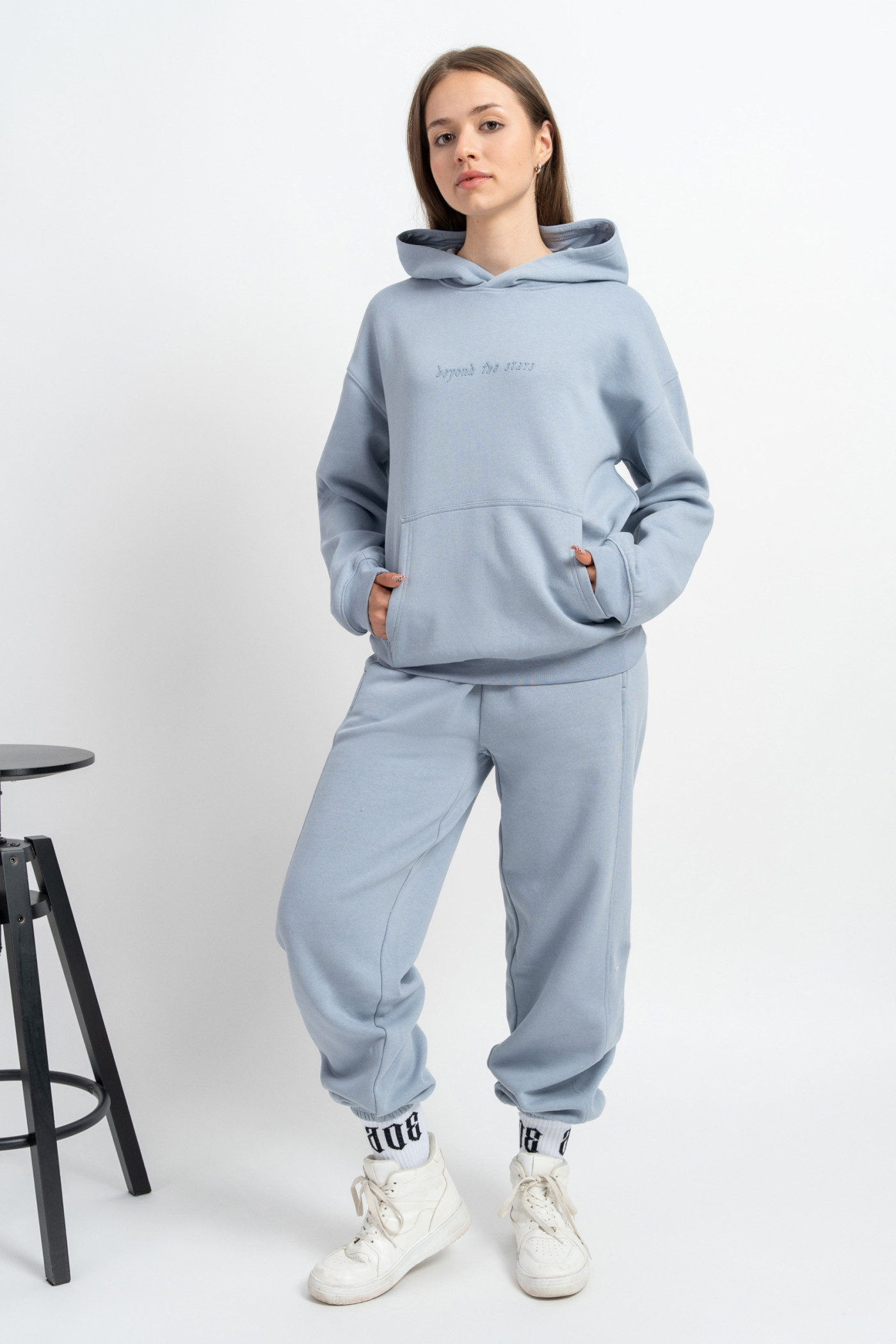 Niebieska bluza z kapturem z minimalistycznym nadrukiem z przodu