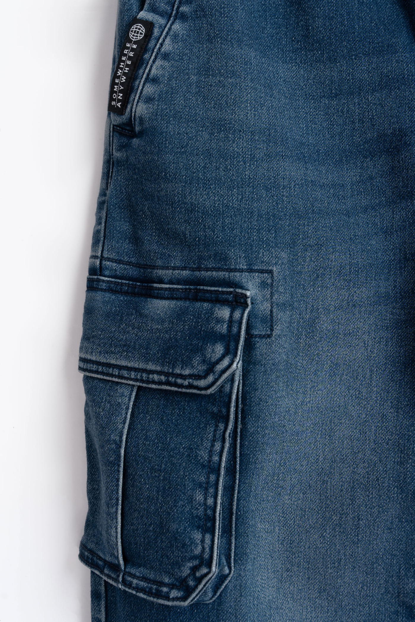 Niebieskie jeansowe spodnie typu joggery z naszywanymi kieszeniami