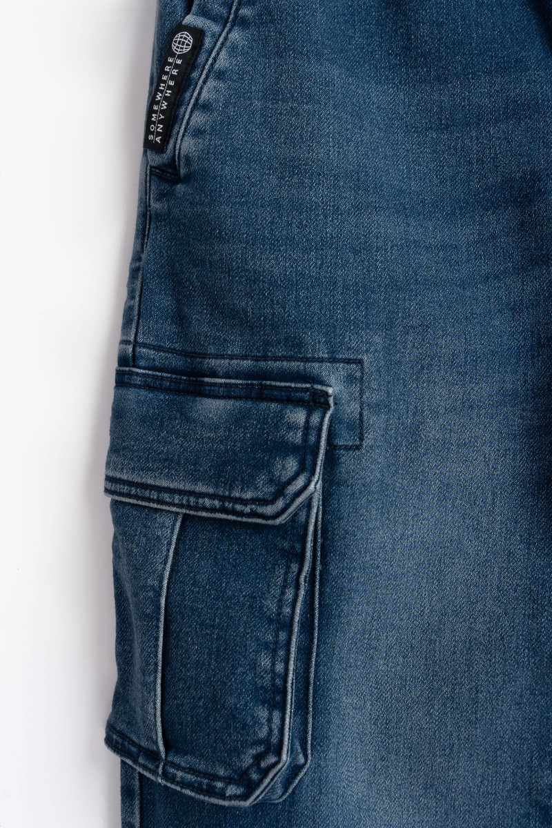 Niebieskie jeansowe spodnie typu joggery z naszywanymi kieszeniami