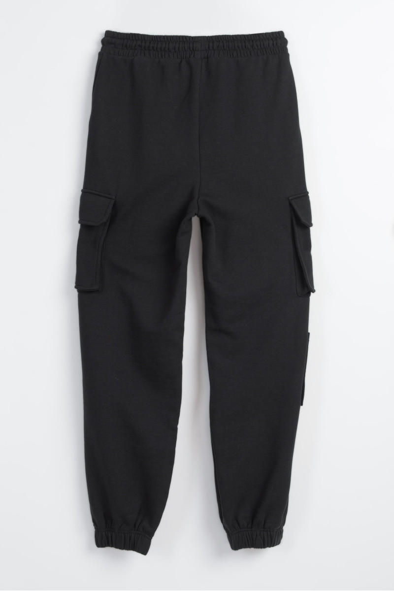Czarne spodnie dresowe oversize z naszywanymi kieszeniami na nogawkach, czarny