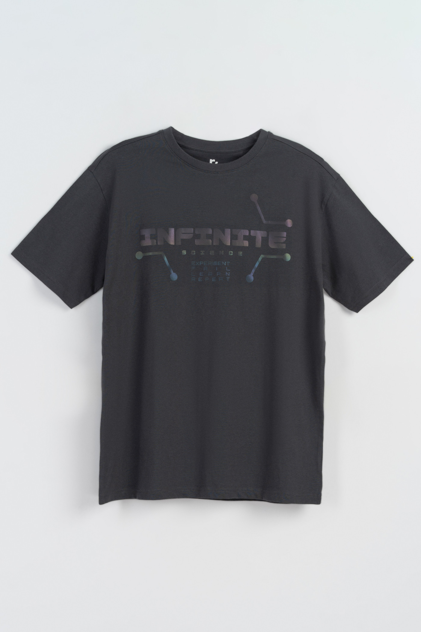 Szary t-shirt z nadrukiem w technice reflective print z przodu