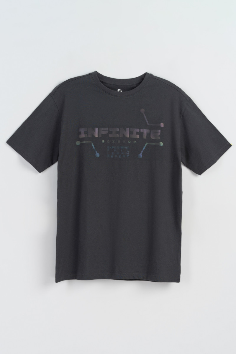 Szary t-shirt z nadrukiem w technice reflective print z przodu