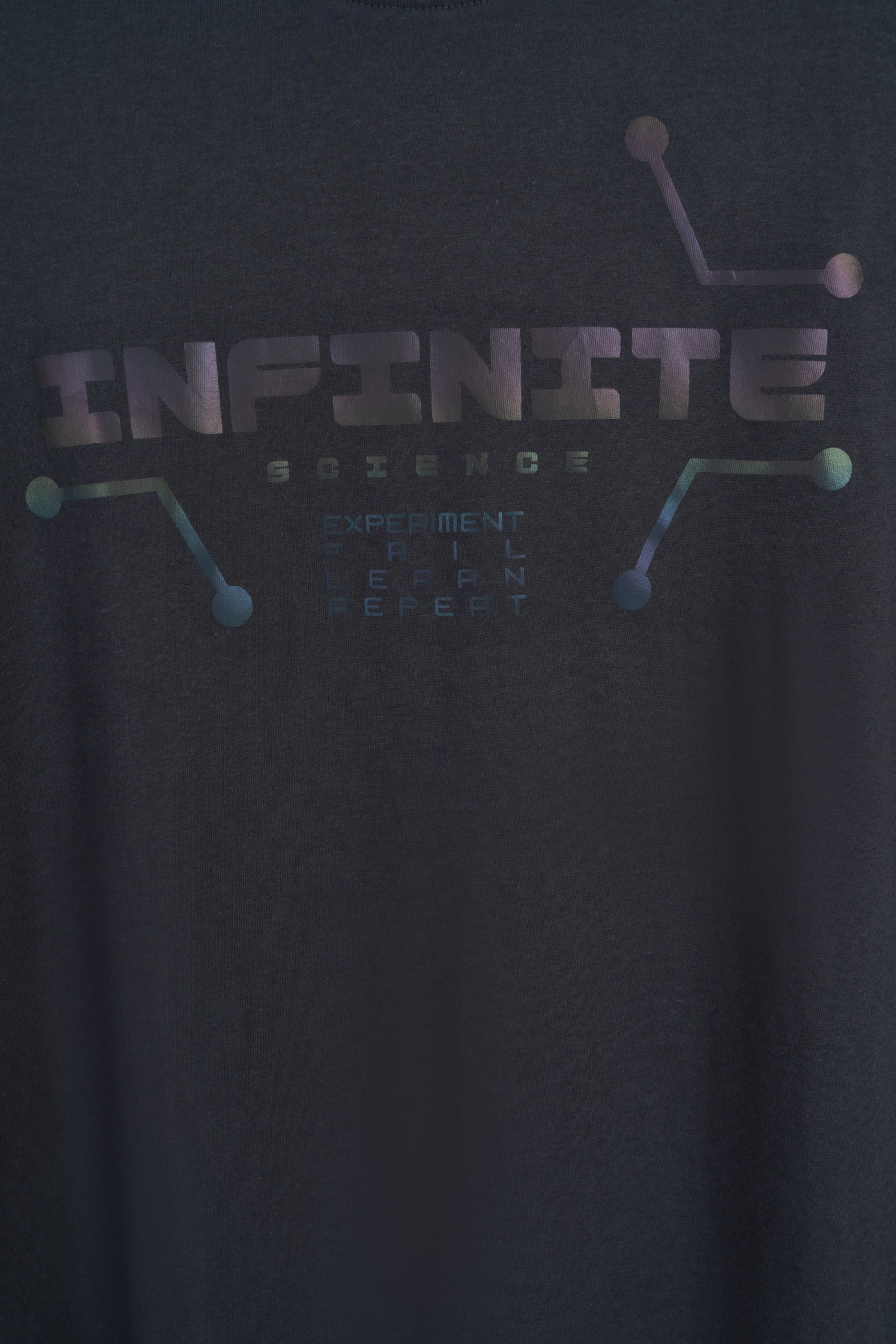 Szary t-shirt z nadrukiem w technice reflective print z przodu