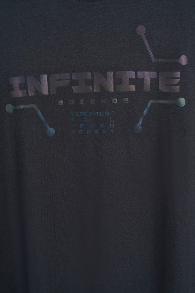 Szary t-shirt z nadrukiem w technice reflective print z przodu