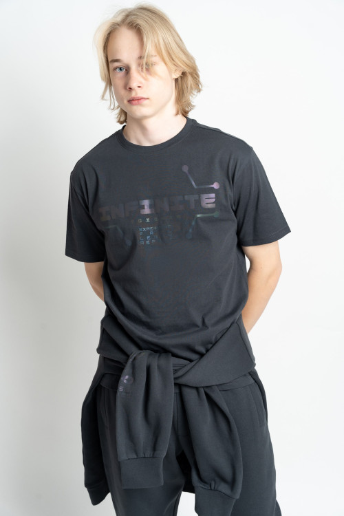 Szary t-shirt z nadrukiem w technice reflective print z przodu