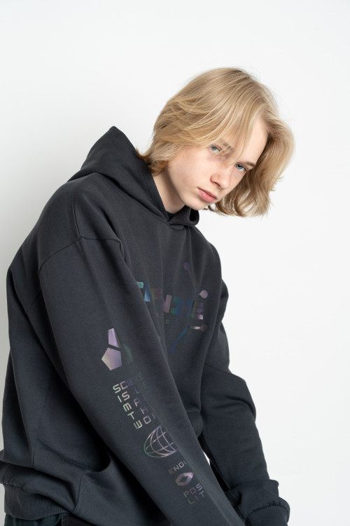Szara bluza z kapturem z nadrukiem w technice reflective print z przodu