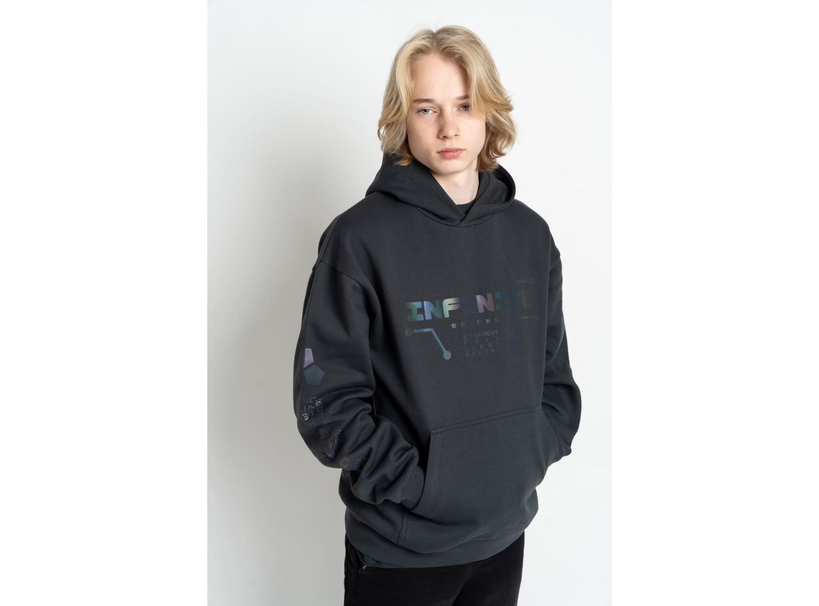 Szara bluza z kapturem z nadrukiem w technice reflective print z przodu