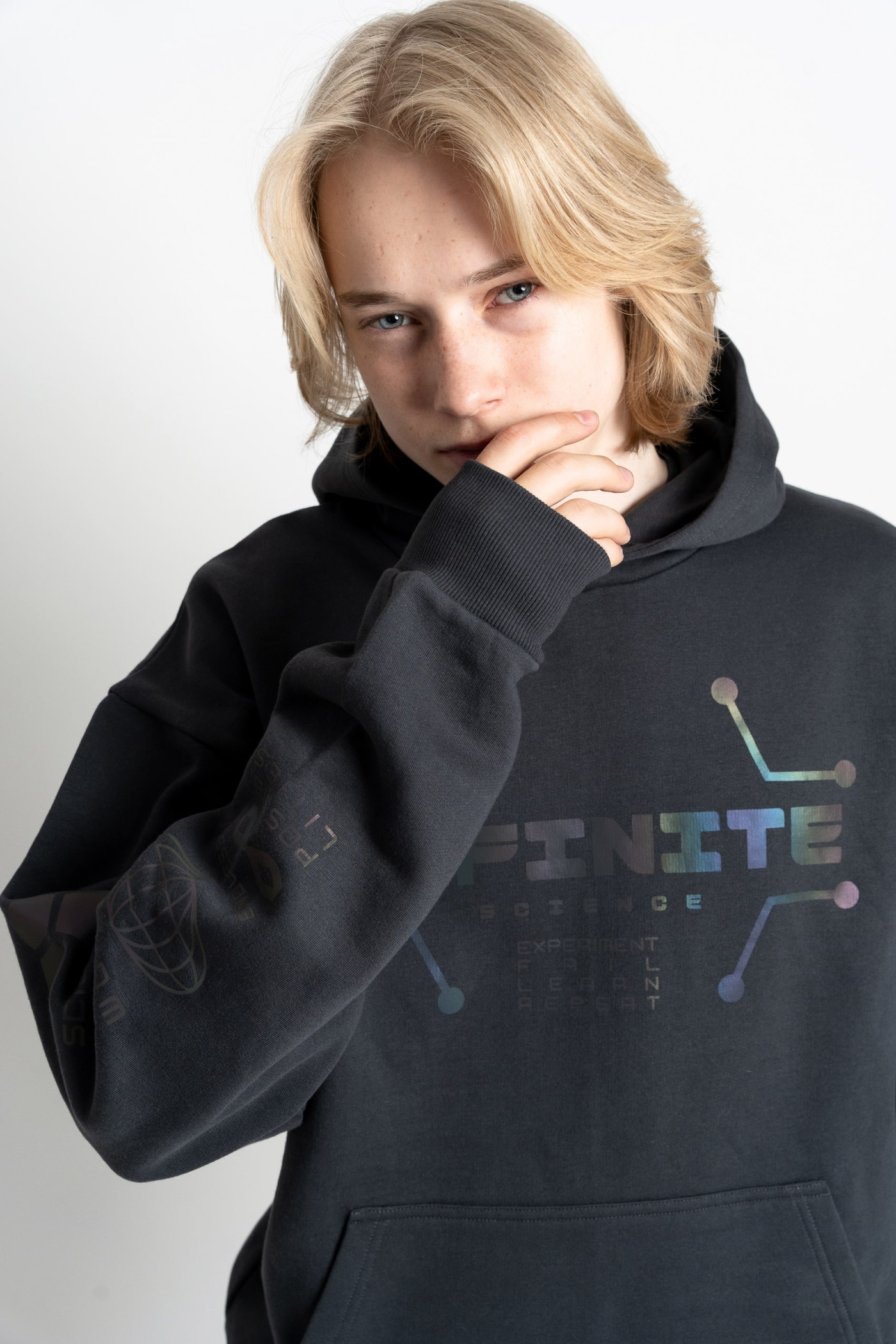 Szara bluza z kapturem z nadrukiem w technice reflective print z przodu