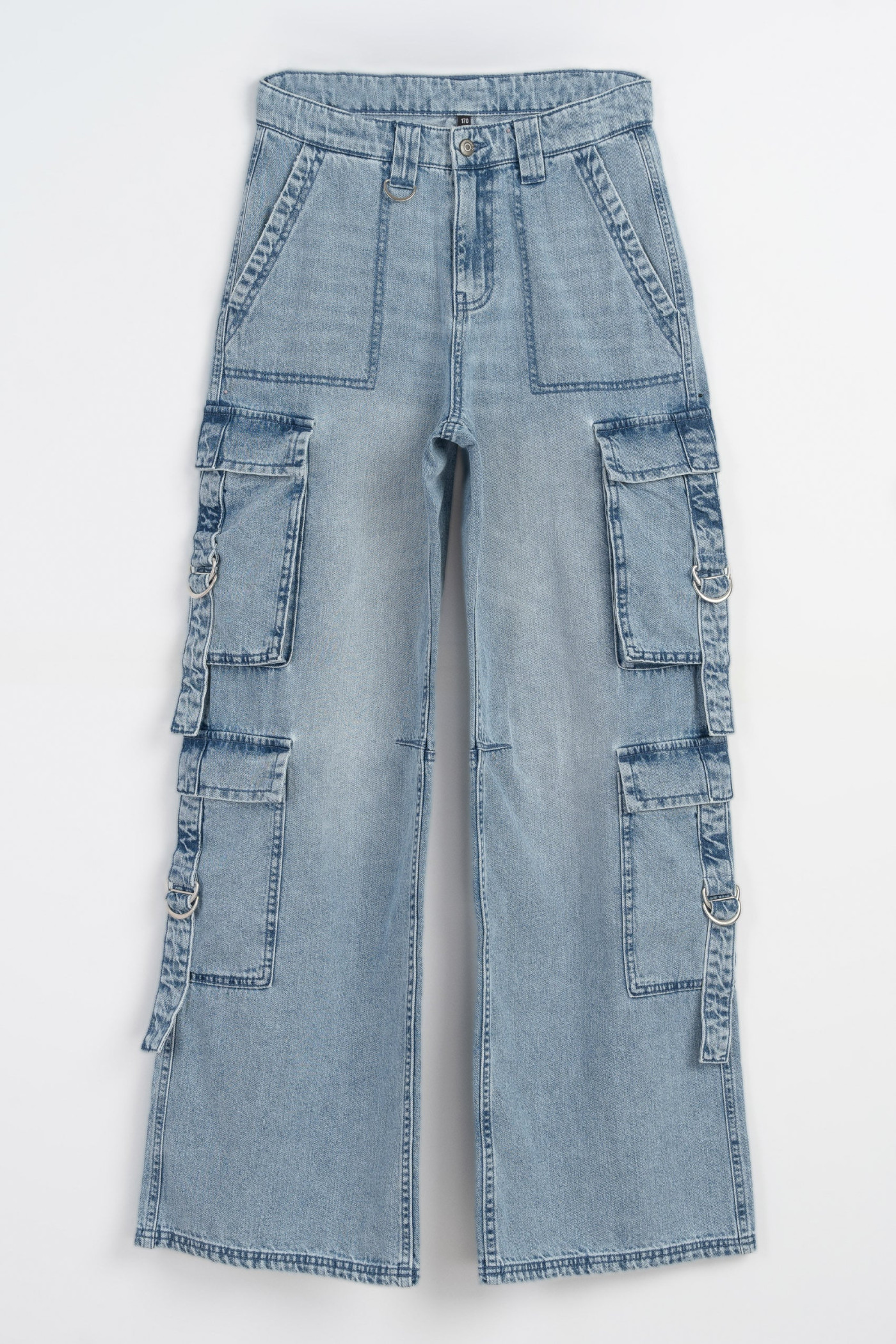 Niebieskie jeansy typu cargo z szerokimi nogawkami