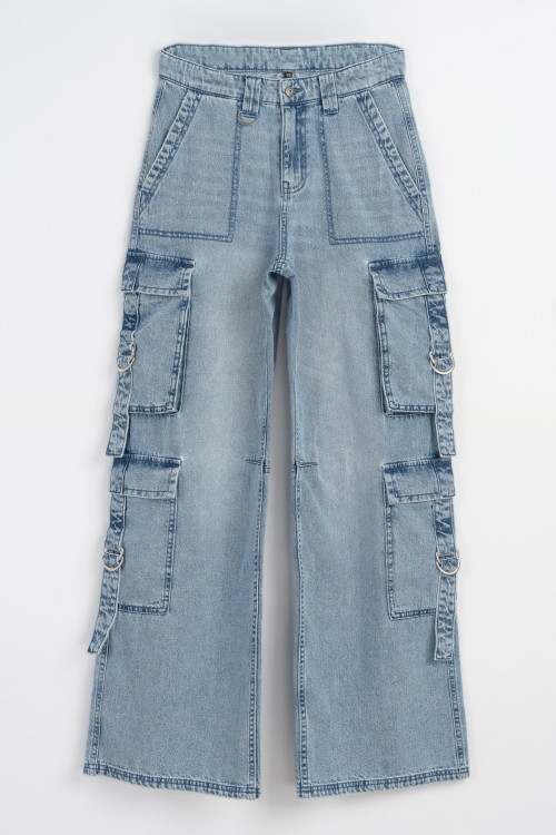 Niebieskie jeansy typu cargo z szerokimi nogawkami