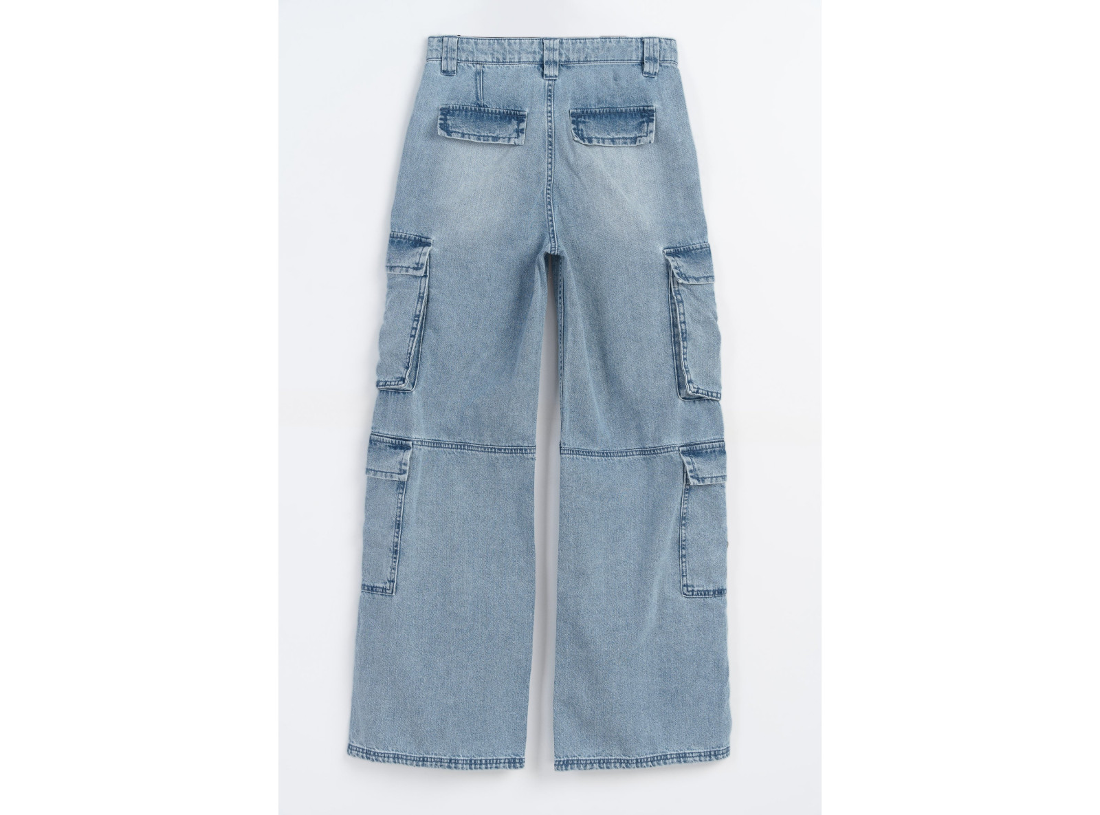 Niebieskie jeansy typu cargo z szerokimi nogawkami