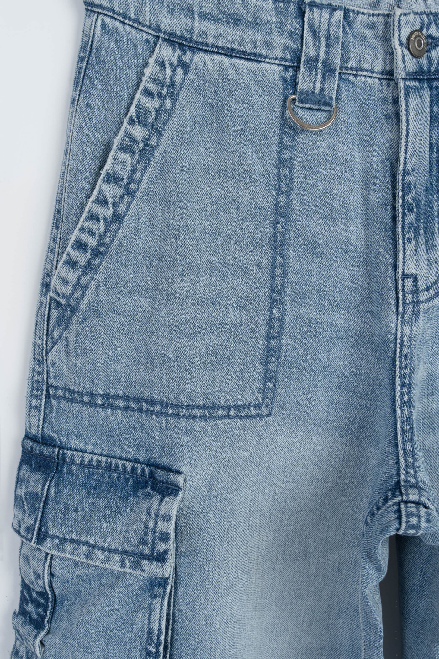 Niebieskie jeansy typu cargo z szerokimi nogawkami