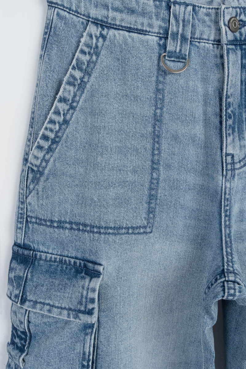 Niebieskie jeansy typu cargo z szerokimi nogawkami