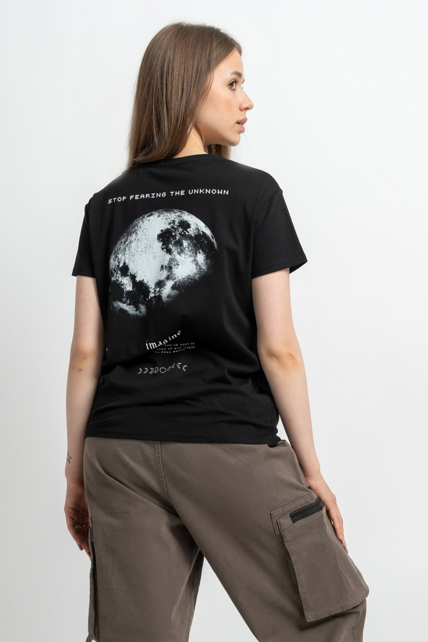 Czarny t-shirt z minimalistyczną grafiką na wysokości piersi