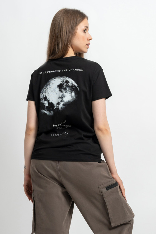 Czarny t-shirt z minimalistyczną grafiką na wysokości piersi