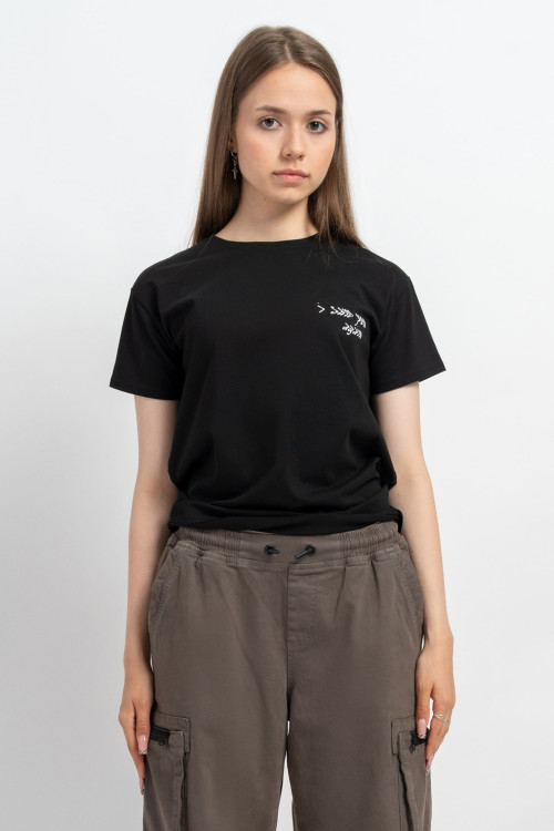 Czarny t-shirt z minimalistyczną grafiką na wysokości piersi