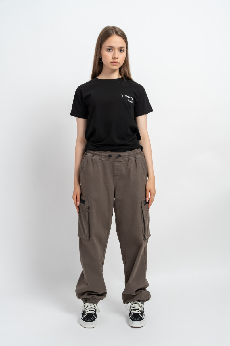 Czarny t-shirt COMFORT z minimalistyczną grafiką na wysokości piersi, czarny