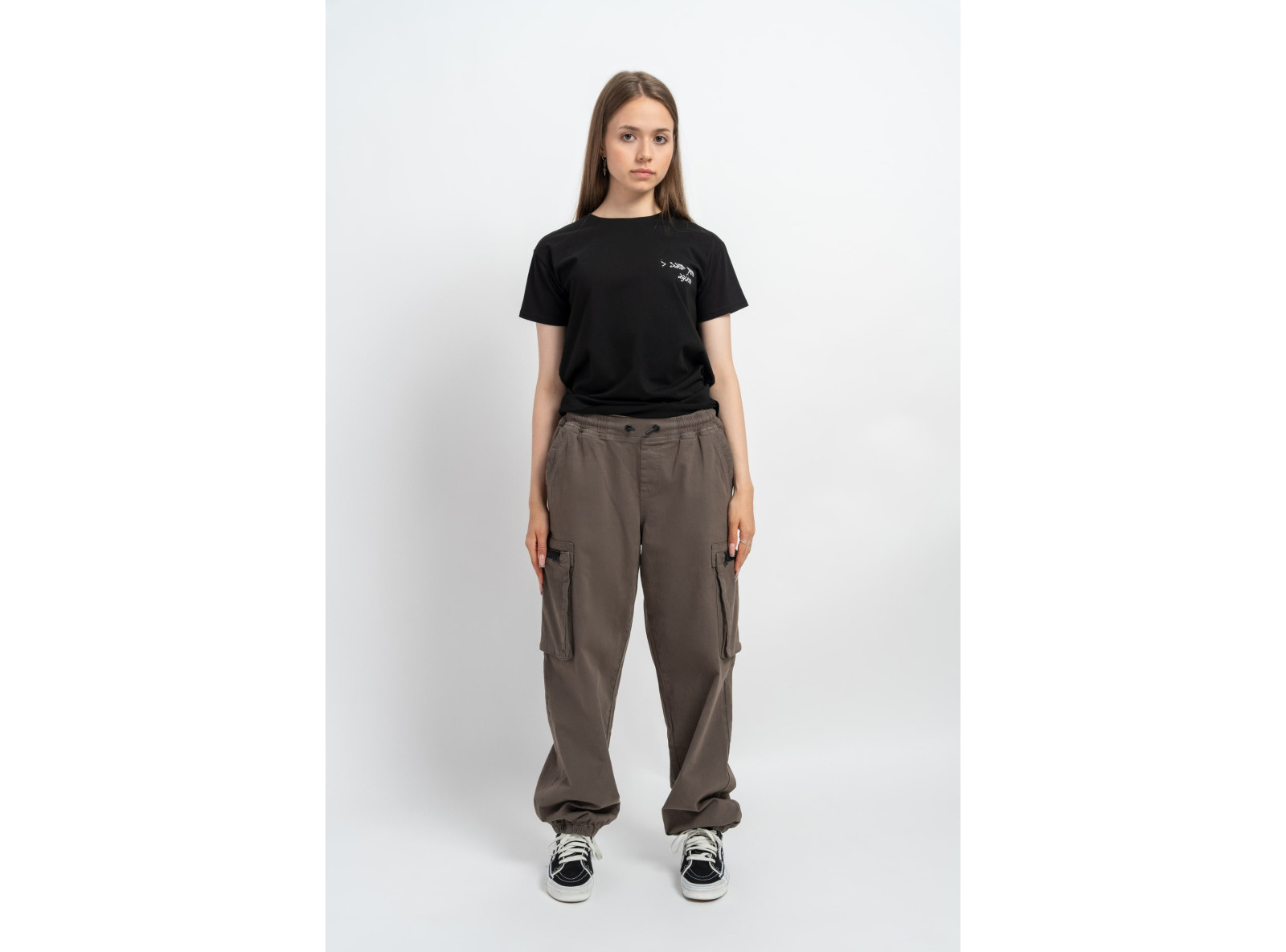 Czarny t-shirt z minimalistyczną grafiką na wysokości piersi