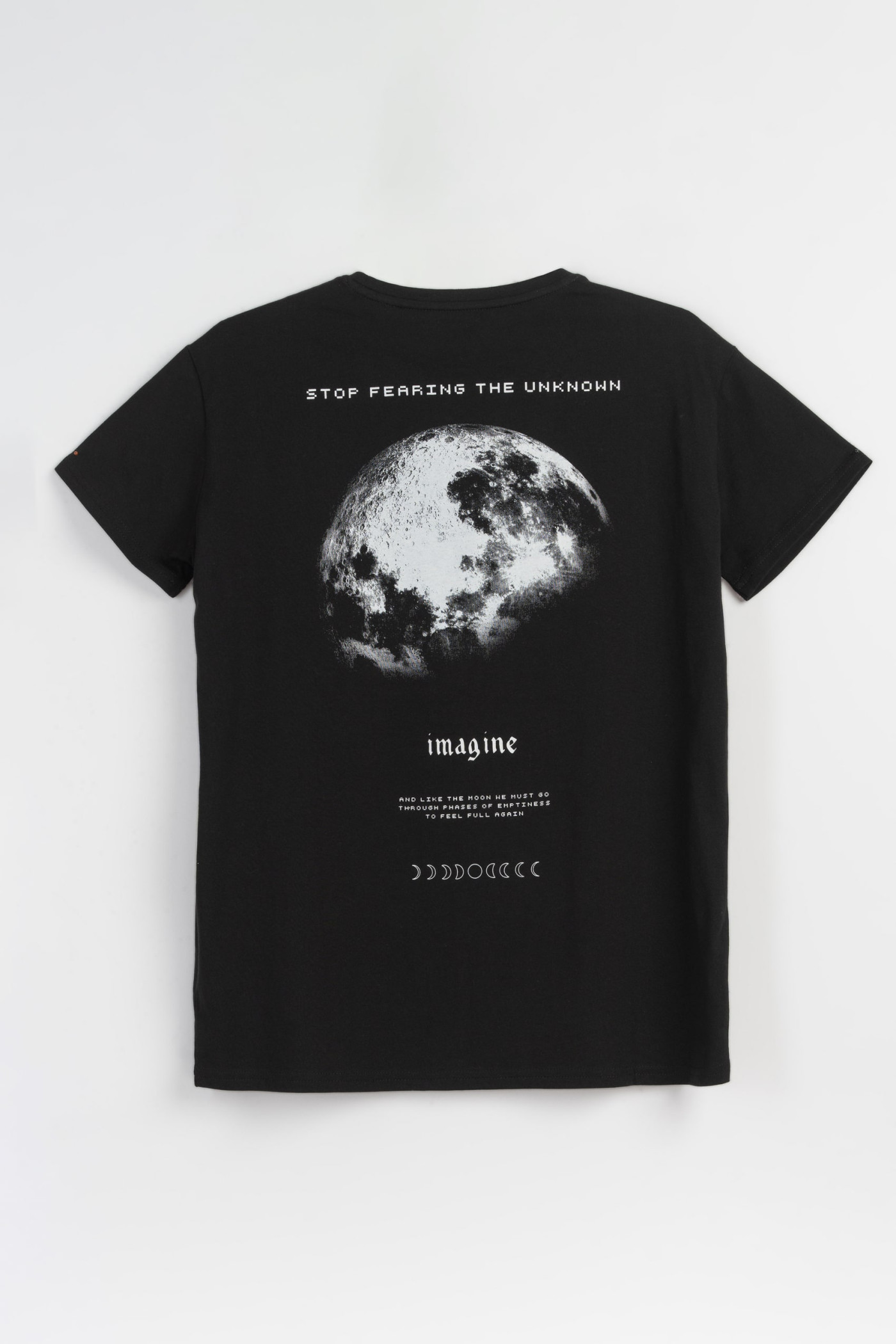 Czarny t-shirt z minimalistyczną grafiką na wysokości piersi