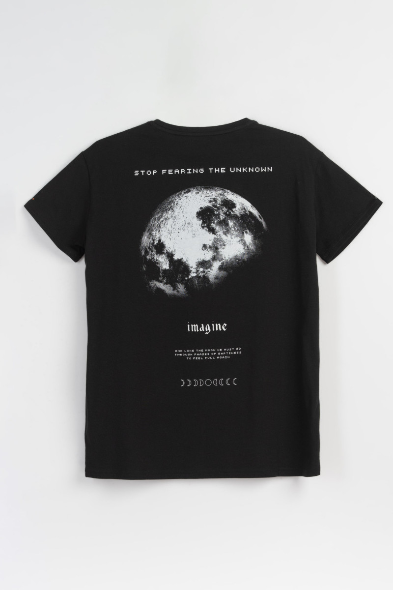 Czarny t-shirt z minimalistyczną grafiką na wysokości piersi