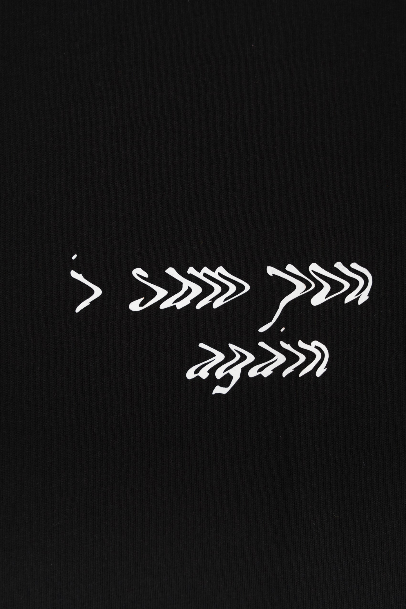 Czarny t-shirt z minimalistyczną grafiką na wysokości piersi