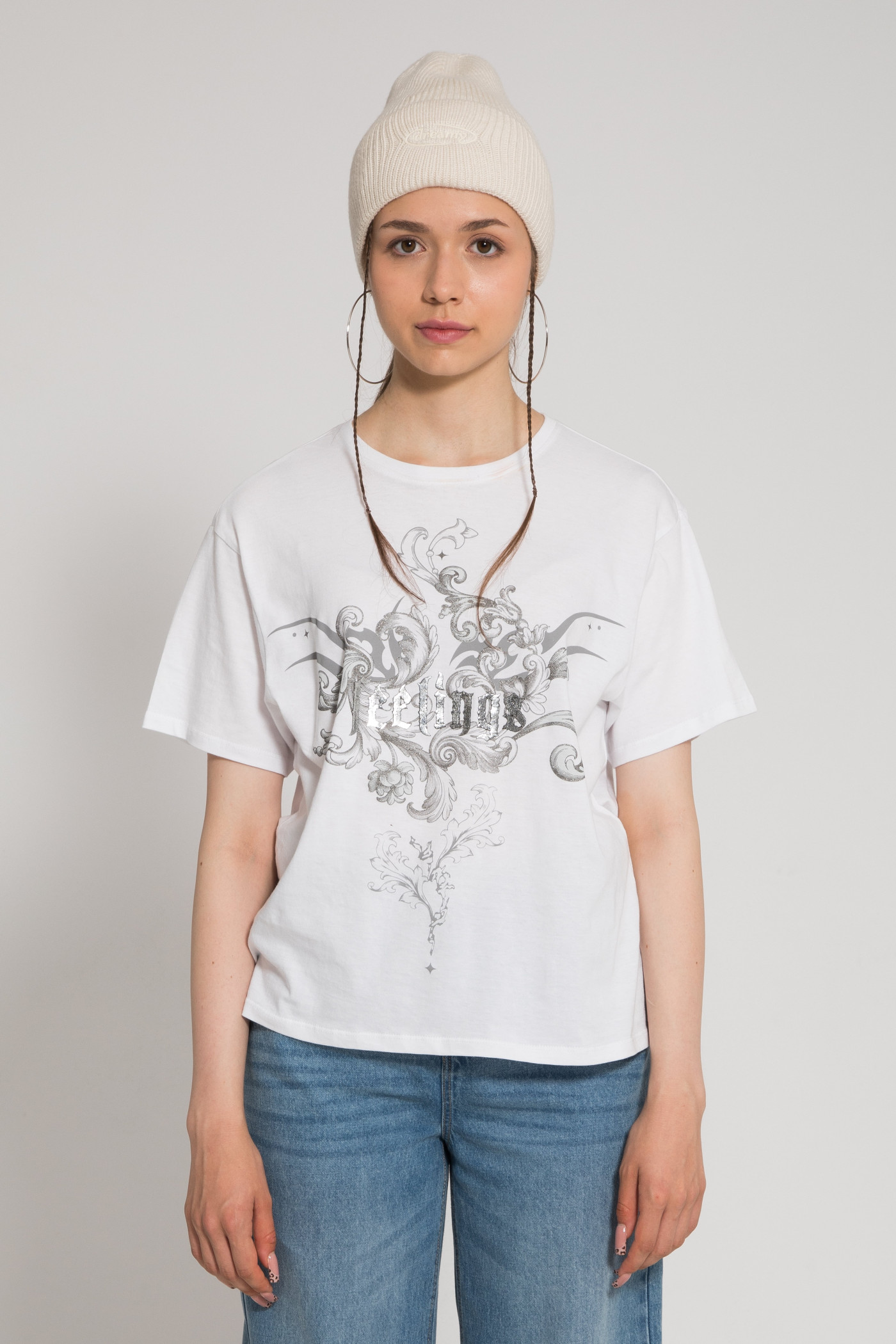Biały t-shirt oversize z kolorową grafiką z przodu