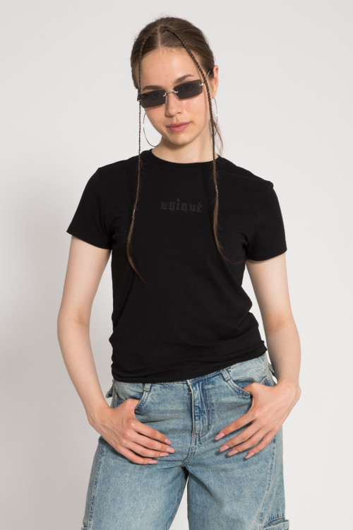 Czarny t-shirt z ozdobnym nadrukiem na wysokości piersi
