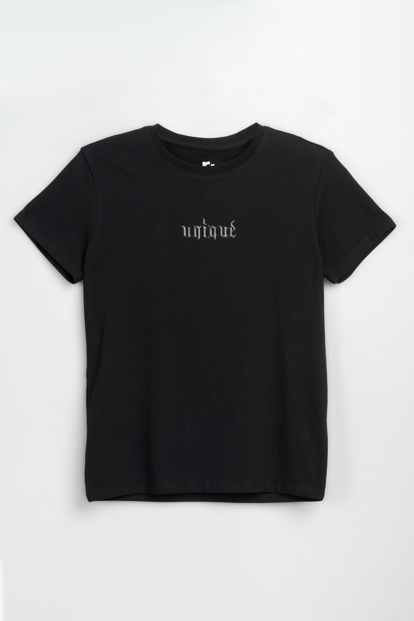 Czarny t-shirt z ozdobnym nadrukiem na wysokości piersi